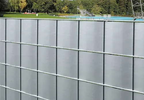 GARDEN 'N' MORE Sichtschutzstreifen - Sichtschutz-Folie, 20,5 m lang, 19 cm hoch - Gestalten Sie Ihren Garten privat und geschützt mit unseren flexiblen Sichtschutzstreifen. Sie sind blickdicht und ideal für handelsübliche Doppelstab-Zaunmatten. Einfach zu montieren für eine sichere Verbindung.