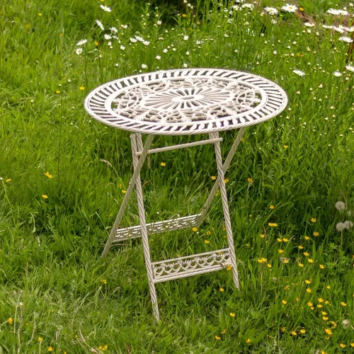 Viktorianischer Klapptisch aus Metall – Shabby Chic Gartentisch - Der nostalgische Klapptisch im viktorianischen Stil verleiht Ihrem Garten oder Ihrer Terrasse einen einzigartigen Charme. Mit liebevoller Handarbeit und cremefarbener Pulverbeschichtung ist er der perfekte Blickfang.