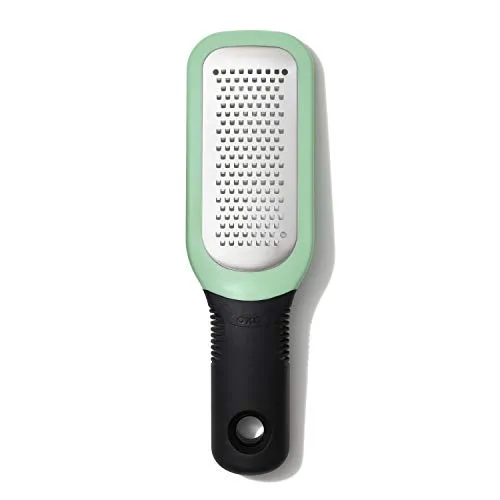 OXO Good Grips Ingwer- und Knoblauchreibe – Effizientes Reiben für Gewürze - Reiben: Hochwertige Handreibe mit geätztem Edelstahl für müheloses Zerreiben von Knoblauch, Ingwer und mehr. Mit rutschfestem Fuß für optimale Kontrolle und aufsteckbarer Abdeckung für sauberes Arbeiten.