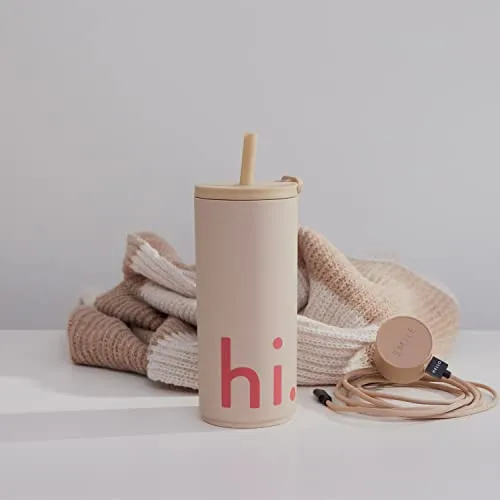 Design Letters Kaffeebecher 500 Ml Beige - Stilvoller To Go Becher mit Deckel & Strohhalm - Thermobehälter – BPA-frei und auslaufsicher, ideal für unterwegs und perfekt für Kaffee, Smoothies oder Säfte. Ein elegantes Design für jeden Tag!