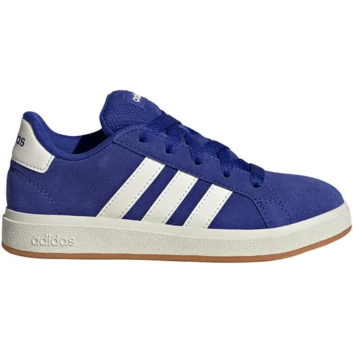 ADIDAS Kinder Freizeitschuhe Grand Court 00s Kids - Sneaker für Kinder mit weichem Wildleder-Obermaterial, gepolsterter Zunge und strapazierfähiger Gummiaußensohle für optimalen Grip – nachhaltig mit mindestens 20 % recycelten Materialien.