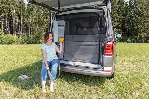 FLYOUT Heckklappen-Öffnung für VW T6.1/T6/T5 California - Praktischer Insektenschutz für die Heckklappe Ihres VW California. Universelle Passform für T6.1, T6 und T5. Ideal für entspannte Reisen ohne Insekten.