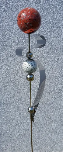 Skulptur Saturn Kugel rot Edelstahl 160 cm Beetstecker - Moderne Gartenstecker-Skulptur aus Edelstahl, wetterfest und in auffälliger roter Farbe. Ein stilvolles Highlight für Ihren Garten mit einer Höhe von 160 cm.