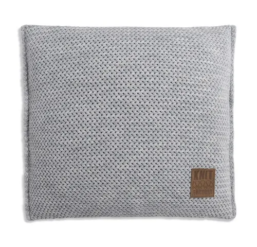 KNIT FACTORY Maxx Kissen Grau 50x50 cm - Hochwertiges Zierkissen in Grau mit authentischer Strickarbeit. Ideal für ein gemütliches Wohnzimmer-Design. Maße: 50 x 50 cm, mit herausnehmbarer Füllung für einfache Pflege.