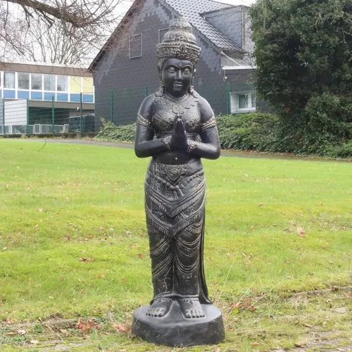 Devi Statue Figur Stehend 153 cm – Deko Gartenfigur aus Beton - Frostsichere und wetterfeste Skulptur für Garten und Veranda. Mit einer Höhe von 153 cm und stabiler Bauweise ist sie ein echter Blickfang in jedem Blumenbeet.