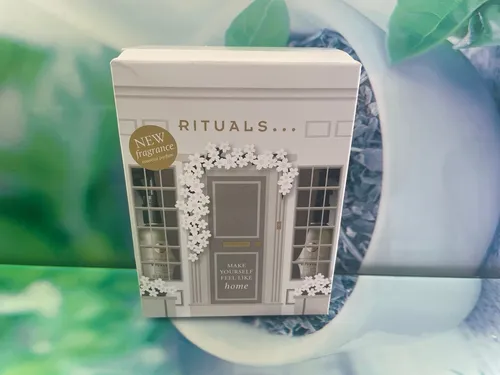 RITUALS Home Perfume Geschenk Set, Hibiscus Dream & Royal Tea Raumspray - LUXURIÖSES GESCHENKSET: 2 hochwertige Raumsprays (je 50ml) aus der Private Collection, ideal für unterwegs oder als Geschenk. Kreieren Sie eine besondere Atmosphäre mit zwei exquisiten Düften.