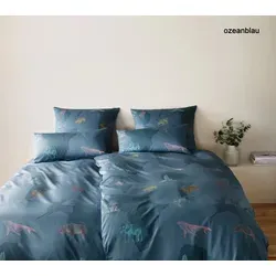 Elegante Mako-Satin Bettwäsche Explorer - 155x220 cm + 40x80 cm in Ozeanblau - Hochwertige Mako-Satin Bettwäsche Explorer mit edlem Glanz und luxuriösem Gefühl. Ideal für anspruchsvolle Schlafräume und pflegeleicht. OEKO-TEX zertifiziert für geprüfte Qualität.