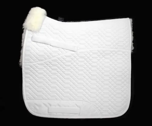 Engel Reitsport Lammfell Schabracke Schabra1 – Optimaler Schutz für Ihr Pferd - Die Engel Reitsport Schabracke Schabra1 aus hochwertigem Merino Lammfell und Baumwolle sorgt für einen angenehmen Sitz und schützt vor Druckstellen. Ideal für Dressur und Vielseitigkeit, waschbar bei 30°C.