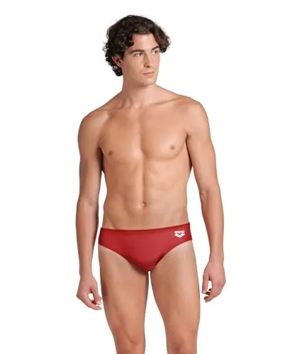 Arena Dynamo R Kurze Herren-Badehose – Schnelltrocknend und Chlorbeständig - Bademode: Die arena Dynamo R Badehose überzeugt mit ihrem MaxFit Eco-Gewebe, das schnelltrocknend und strapazierfähig ist. Perfekt für Freizeitschwimmer, bietet sie optimalen Tragekomfort und eine individuelle Passform.