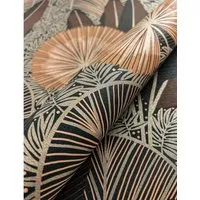 Newroom Vliestapete Aletta Brown Dschungel Modern - Exotisches Flair für Ihr Zuhause - Braune Dschungel Tapete mit großen Palmwedeln, ideal für ein warmes, einladendes Ambiente. Perfekt für Wohnzimmer, Schlafzimmer oder Büroräume, schafft eine entspannte Atmosphäre.