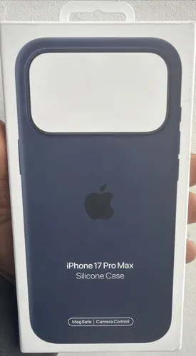 APPLE Silikon Case mit MagSafe für iPhone 17 Pro Max – Mitternacht - Handyhülle aus recyceltem Silikon, speziell für das iPhone 17 Pro Max, bietet perfekten Schutz und ermöglicht freihändiges Tragen mit Crossbody Band. Nahtloses Laden dank integrierter Magnete.