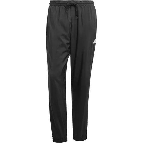 ADIDAS Herren Sporthose Essentials Small Logo Stanford - Fitnesshosen für entspannte Tage, aus 100 % recycelten Materialien für mehr Nachhaltigkeit und mit praktischen Reißverschlusstaschen.