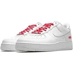 Nike Air Force 1 Low Supreme Box Logo White - 38 - Minimalistischer Sneaker mit ikonischem Design. Die Zusammenarbeit von Nike und Supreme bringt das klassische Air Force 1-Design mit einem markanten Box-Logo zur Geltung. Ideal für den Alltag und als Sammlerstück.