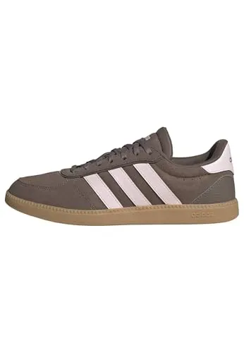 Adidas Damen BREAKNET Sleek Schuhe – Earth Strata/Clear Pink/Gum 3, 36 2/3 EU - Stylische Sneaker mit regulärer Passform, aus Leder und Synthetik gefertigt. Der perforierte Vorfußbereich sorgt für optimale Belüftung und Komfort im Alltag.