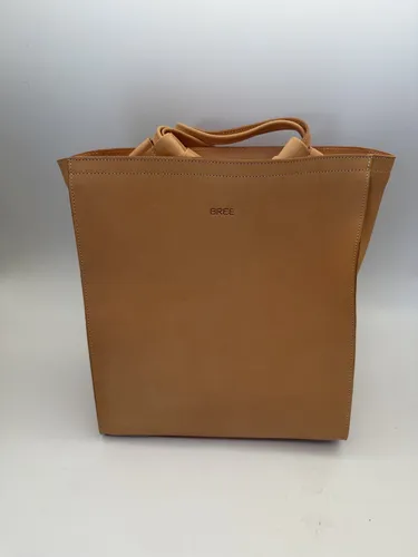 Bree Nikka 4 Rucksack aus Leder 34 cm - Beige - Stylischer Rucksack aus hochwertigem Leder, ideal für den Alltag und bietet genügend Platz für Ihre Essentials.