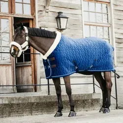 Kentucky Stalldecke Velvet 160g Dunkelblau - 125/175 - Reit- & Pferdebedarf, hochwertige Stalldecke aus samtigem Material für optimalen Komfort und Wärme bei kaltem Wetter.