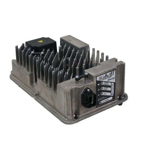 Lester Electrical Summit Series II 650W Ladegerät für 36/48V - Kompaktes On-Board Ladegerät für Blei- und Lithium-Akkus, ideal für industrielle Anwendungen. Mit Bluetooth-Schnittstelle zur Überwachung und Konfiguration via Smartphone oder Tablet.
