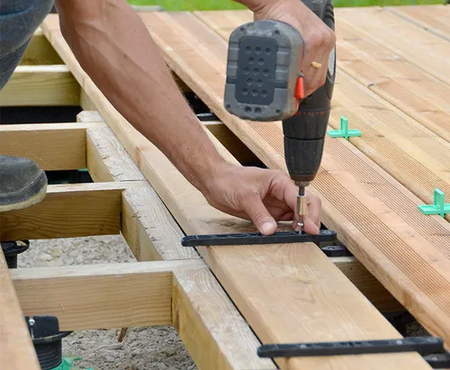 St. FixeGo Unsichtbare Verschraubung für Terrassendielen - Holzfliesen, unsichtbare Befestigung für Terrassendielen, frostbeständig und Komplettbausatz mit 64 FixeGo Systemelementen für eine elegante Terrassenoptik.