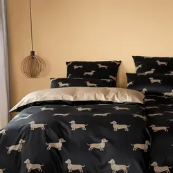 Elegante Mako-Satin Bettwäsche Dogs schwarz-beige 240x220 cm - Charmante Mako-Satin Bettwäsche mit Dackel-Allover-Print, ideal für Hundeliebhaber. Weich und atmungsaktiv für einen erholsamen Schlaf. Elegante Optik mit feiner Baumwolle und praktischem Reißverschluss.