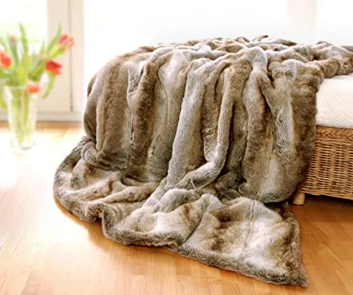 Felldecke Wolf hell aus Fellimitat – Kuscheldecke in 5 Größen - Hochwertige Felldecke im authentischen Look, gefertigt nach ÖKOTEX Standard 100. Mit sanfter Nicki-Rückseite und leichtem Kunstfell für optimalen Komfort. Erhältlich in 5 Größen, ideal zum Kuscheln und Dekorieren.