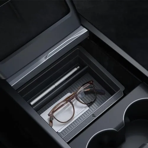 Spigen Mittelkonsole Organizer für Tesla Model Y & Model 3 Highland - Hochwertiger Organizer mit Smooth Slide Technology für optimale Aufbewahrung in Tesla Model Y 2025 und Model 3 Highland 2024-2025. Robuste Bauweise mit Silikonpolsterung reduziert Lärm und erhöht Strapazierfähigkeit.