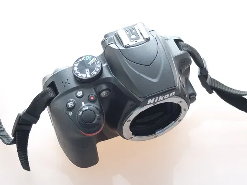 Nikon D3400 Body schwarz - Spiegelreflexkamera mit 24,72 MP Auflösung und Nikon F Objektivanschluss, ideal für Einsteiger mit hochwertiger Bildqualität.