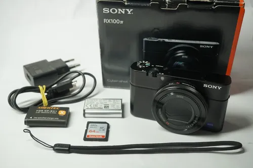 Sony RX100 III - Premium-Kompaktkamera mit 1,0-Typ-Sensor, 24-70 mm F1.8-2.8 Zeiss-Objektiv, neigbares Display für Vlogging und beeindruckende Bildqualität
