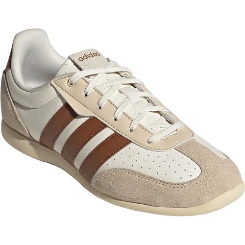 adidas Damen BARREDA LO Schuhe – Off White/Dusky Bronze, 41 1/3 EU - Moderne Schnürschuhe mit schlankem Profil, Synthetik-Obermaterial und rutschfester Gummiaußensohle für hohen Tragekomfort im Alltag.