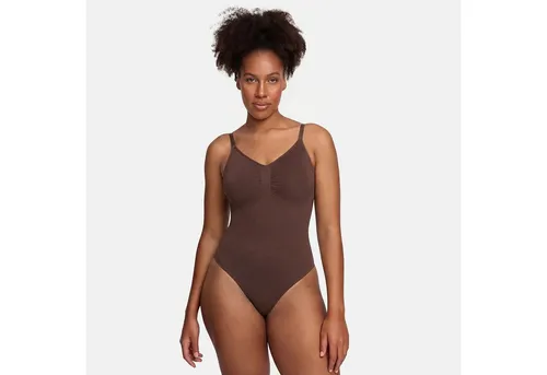 creamy fabrics Damen Shapewear Bodysuit mit Slip-Rückenteil – Figurformend und Nahtlos für einen perfekten Look - Der nahtlose Bodysuit bietet starke Kompression für Bauch und Taille und sorgt für eine glatte Silhouette. Verstellbare Träger und ein praktischer Druckknopfverschluss garantieren hohen Tragekomfort und perfekten Sitz.