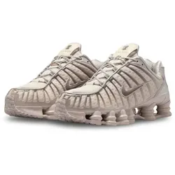 Nike Shox TL Orewood Brown Cave Stone - Größe 38 - Stylische Nike Shox TL Orewood Brown Cave Stone mit atmungsaktivem Mesh und stabilisierendem TPU-Cage. Die hochwertige Farbgebung in warmen Beige-Tönen macht dieses Modell zum perfekten Begleiter für trendige Outfits.