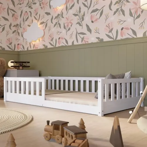 Crazy Pine Kinderbett 100x200 cm – Massives Montessori Bodenbett in Weiß mit Rausfallschutz - Das Crazy Pine Kinderbett bietet mit 31,5 cm hohen Barrieren und einer bodennahen Konstruktion Sicherheit und Selbstständigkeit für Kleinkinder. In modernem skandinavischen Design, ideal für jedes Kinderzimmer.