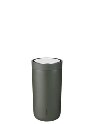 Stelton To Go Click Thermobecher 200 ml Soft dark forest - Thermobehälter mit elegantem Ring Design und innovativer Klickfunktion. Hält Getränke bis zu 3 Stunden heiß oder 6 Stunden kalt – ideal für unterwegs.