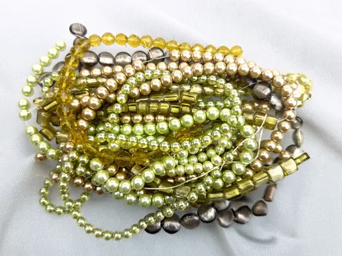 Mysterybag Glasperlen, peridot-grün, 3-14mm ca. 800g, mehr als 600 Perlen #1