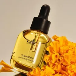 Lador Parfümiertes Haaröl (Osmanthus) 30 ml - Lador Parfümiertes Haaröl (Osmanthus) – Intensive Pflege und Definition für lockiges Haar. Mit Wiesenschaumkrautöl für langanhaltenden Halt und geschützte Locken ohne zu beschweren.
