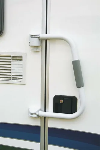 Fiamma Diebstahl Türsicherung Security 46 - Sicherheitstechnik für Wohnmobile, schützt zuverlässig vor Diebstahl und bietet zusätzlich eine Einstiegshilfe für mehr Komfort.