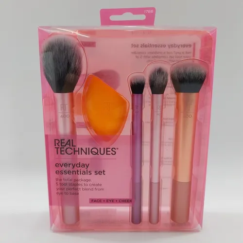 Real Techniques Everyday Essentials Set mit Make-up-Schwamm - 5-teiliges Set für professionelles Make-up: Rougepinsel, Gesichtsschwamm und mehr. Ideal zum Abdecken, Mischen und Stylen. Hochwertige, synthetische Borsten, leicht zu reinigen und 100 % tierversuchsfrei.
