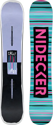 NIDECKER CHEAT CODE WOMEN Snowboard 2026 - 146 - Das NIDECKER CHEAT CODE WOMEN Snowboard 2026 - 146 ist das perfekte Board für mühelose Progression. Mit einem flexiblen Pappelkern und einem einzigartigen CamRock-Profil ist es ideal für Tricks im Park und komfortable Turns.