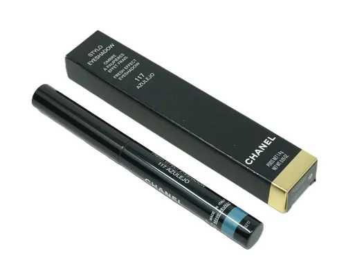 CHANEL Eyeliner Chanel Stylo Ombre Eyeshadow 1,3g Azulejo 117 - Der Chanel Stylo Ombre Eyeshadow in Azulejo 117 ist ein kompakter Lidschattenstift in intensivem Blau. Seine cremige Textur sorgt für eine einfache Anwendung und langanhaltende Farbintensität – ideal für ein perfektes Augen-Make-up.