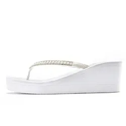 Badezehentrenner LASCANA mit Keilabsatz - Feminine Sandale mit Glitzer und Zierperlen, ideal für Strand und Pool, aus veganem, wasserabweisendem Material. Absatzhöhe: 6,5 cm. Perfekt für einen eleganten Sommerlook!