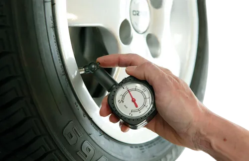 GARAGE 75561 Reifendruckprüfer mit Manometer - Präziser Reifendruckprüfer für Fahrzeuge, kontrolliert bis 4,5 bar. Robuste Qualität und einfach in der Handhabung.