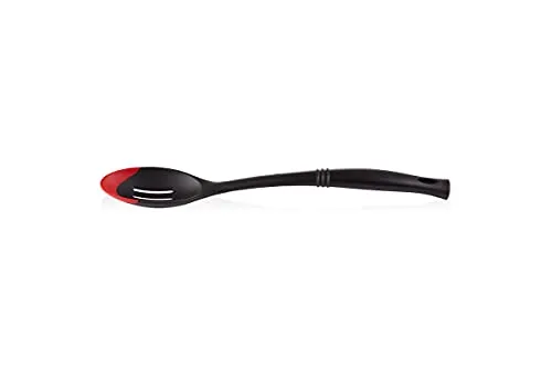 Le Creuset Schaumlöffel Premium Edge, Kirschrot - Kochlöffel aus robustem Nylon mit flexiblem Silikonrand, hitzebeständig bis 250°C, ideal für Antihaft-Kochgeschirr und mit Schlitzen zum Ablassen von Flüssigkeit.