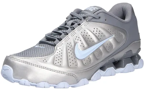Nike Sportswear Reax 8 LTR Sneaker in Silber 39 EU - Sportliche Sneaker mit innovativer Reax-Technologie für optimalen Komfort und Stil. Ideal für aktive Tage, bietet eine rutschfeste Gummisohle und eine moderne Passform.