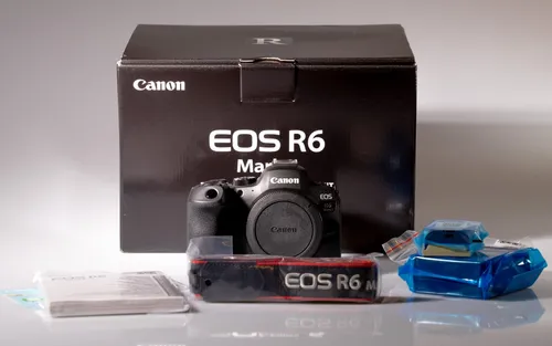 Canon EOS R6 Mark III Body – Neuheit Bestellbar, Lieferstart ab 20.11. - Spiegelreflex- & Systemkameras mit 32.5-MP-Vollformatsensor, 40 B/s Serienaufnahme und beeindruckenden 7K-RAW-Videos – ideal für kreative Storyteller und Action-Fotografie.