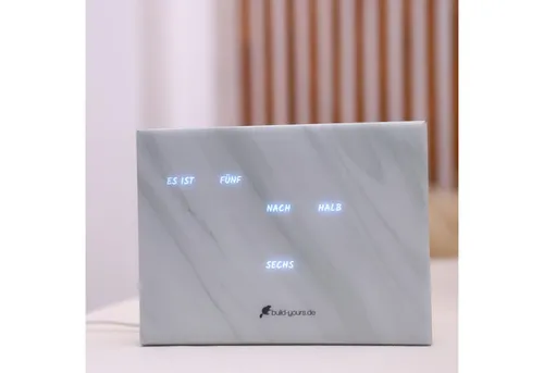 build-yours.de Standuhr BoxClock PLA - Moderne LED Wortuhr für den Schreibtisch - Elegante Wortuhr aus Edelstahl mit WLAN-Funktion. Geräuschlos und per App steuerbar, ideal für Büro und Zuhause. Kostenloser Versand in Deutschland!