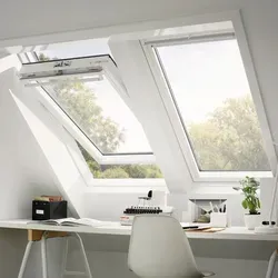 Velux Schwingfenster GGU UK10 0070 Thermo 4777 - Dachfenster mit innovativer Griffleiste für einfache Bedienung, ideal für Räume mit Möbeln darunter. Hohe Energieeffizienz und Schalldämmung sorgen für Komfort und Ruhe.