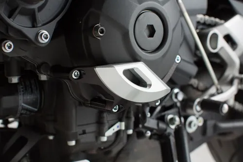 SW-Motech Motorgehäusedeckel-Schutz Schwarz/Silbern für Yamaha MT09/Tracer - Sonstige - Robuster Motorgehäusedeckel-Schutz, der Ihr Motorrad vor Beschädigungen schützt und gleichzeitig stilvoll aussieht.