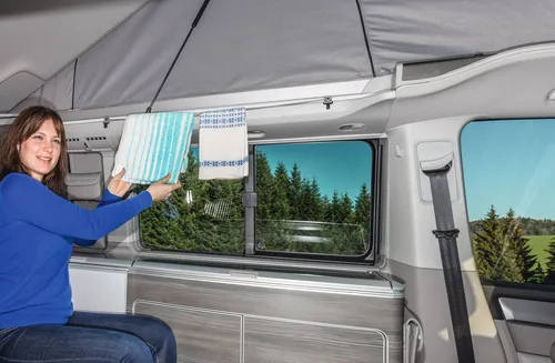 VW T6.1/T6/T5 California Kleiderhaken mit Handtuchhalter - Praktischer Kleiderhaken und Handtuchhalter für die Innenverkleidung, passend für VW T6.1/T6/T5 California. Ideal zur Organisation und Aufbewahrung im Fahrzeug.