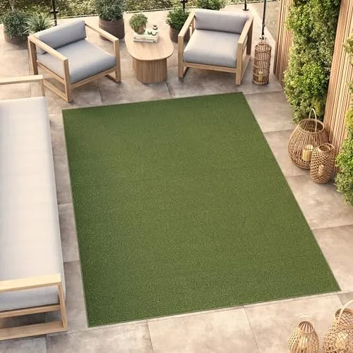 TAPISO Mono Teppich Kurzflor 140 x 200 cm – UV-beständig und pflegeleicht in Grün Khaki - Der TAPISO Mono Teppich vereint Stil und Funktionalität. Ideal für Innen- und Außenbereiche, besticht er durch seine UV-Beständigkeit und pflegeleichte Oberfläche. Perfekt für Wohnzimmer, Schlafzimmer oder Terrasse.