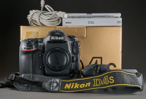 Nikon D4S 16.2MP DSLR-Kamera - Spiegelreflexkamera mit 1080p Full HD Filmaufnahme und hoher Lichtempfindlichkeit bis ISO 25600, ideal für professionelle Fotografie.