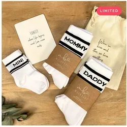 MeinBaby123® Tennissocken Geschenkset für frischgebackene Eltern - Praktisches 3er Socken Set in Schwarz-Weiß, ideal für Mama, Papa und Baby. Aus weicher Bio-Baumwolle, inklusive Baumwollsäckchen – perfekt als Geschenk zur Geburt oder Baby Shower.